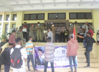 Aktivis Geram Demo Tolak Proyek Gedung Baru DPRD Alor Rp 25 Miliar Aktivis Geram menggelar unjuk rasa tolak proyek gedung baru DPRD senilai Rp 25 Miliar di depan kantor Bupati Alor, Batunirwala, Selasa (26/1) siang.