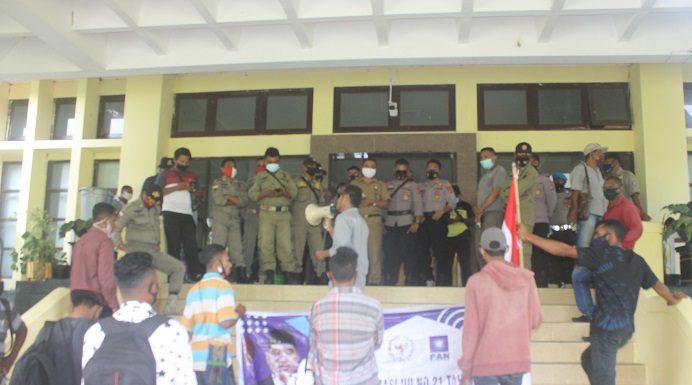 Aktivis Geram Demo Tolak Proyek Gedung Baru DPRD Alor Rp 25 Miliar Aktivis Geram menggelar unjuk rasa tolak proyek gedung baru DPRD senilai Rp 25 Miliar di depan kantor Bupati Alor, Batunirwala, Selasa (26/1) siang.