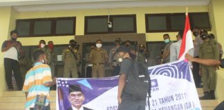 GERAM Klarifikasi Soal Spanduk Ahmad Yohan di Aksi Tolak Proyek Gedung DPRD Tampak depan Baliho PAN bergambar Anggota DPR RI Ahmad Yohan yang digunakan aktivis GERAM menuliskan tuntutan aksi tolak proyek gedung DPRD Alor senilai Rp 25 Miliar, Selasa (26/1) di kantor Bupati, Batunirwala.