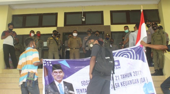 GERAM Klarifikasi Soal Spanduk Ahmad Yohan di Aksi Tolak Proyek Gedung DPRD Tampak depan Baliho PAN bergambar Anggota DPR RI Ahmad Yohan yang digunakan aktivis GERAM menuliskan tuntutan aksi tolak proyek gedung DPRD Alor senilai Rp 25 Miliar, Selasa (26/1) di kantor Bupati, Batunirwala.