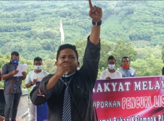 Aktivis Alor Demo Kasus Pencurian Listrik dan Mangkraknya Proyek PLT Mikro Gas Rp 227 Miliar Koordinator ARM, Damanhuri Jab ketika berorasi tuntut PLN selesaikan masalah pencurian listrik oleh pejabat DPRD dan usut kasus proyek PLT Mikro Gas Rp. 227 Miliar di Fanating yang mubasir, Rabu (20/1) di kantor DPRD, Batunirwala.