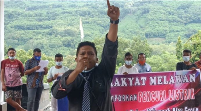 Aktivis Alor Demo Kasus Pencurian Listrik dan Mangkraknya Proyek PLT Mikro Gas Rp 227 Miliar Koordinator ARM, Damanhuri Jab ketika berorasi tuntut PLN selesaikan masalah pencurian listrik oleh pejabat DPRD dan usut kasus proyek PLT Mikro Gas Rp. 227 Miliar di Fanating yang mubasir, Rabu (20/1) di kantor DPRD, Batunirwala.