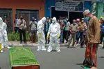 Viral, Video Sholat Jenazah Pasien Corona di Badan Jalan Umum Kota Kalabahi Potongan video Jenazah pasien reaktif positif Covid-19 disholatkan di tengah badan jalan umum di Kota Kalabahi, Kamis (14/1) siang, hingga viral di media sosial WhatsApp.