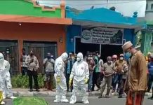 Viral, Video Sholat Jenazah Pasien Corona di Badan Jalan Umum Kota Kalabahi Potongan video Jenazah pasien reaktif positif Covid-19 disholatkan di tengah badan jalan umum di Kota Kalabahi, Kamis (14/1) siang, hingga viral di media sosial WhatsApp.