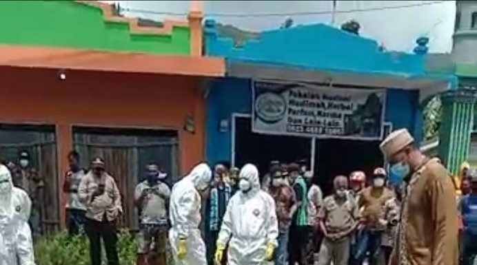 Viral, Video Sholat Jenazah Pasien Corona di Badan Jalan Umum Kota Kalabahi Potongan video Jenazah pasien reaktif positif Covid-19 disholatkan di tengah badan jalan umum di Kota Kalabahi, Kamis (14/1) siang, hingga viral di media sosial WhatsApp.