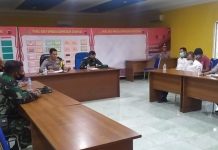 Pasien Covid-19 Bertambah, Kapolres Alor Optimalkan Kampung Tangguh Kapolres Alor AKBP Agustinus Christmas, di dampingi Dandim 1622 Alor Lekol Inf. Supyan Munawas, memimpin rapat terbatas, membahas tentang mengoptimalkan konsep Kampung Tangguh menghadapi pandemi Covid-19, Jumat (22/1) di Mapolres Alor, Kalabahi Kota.