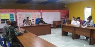 Pasien Covid-19 Bertambah, Kapolres Alor Optimalkan Kampung Tangguh Kapolres Alor AKBP Agustinus Christmas, di dampingi Dandim 1622 Alor Lekol Inf. Supyan Munawas, memimpin rapat terbatas, membahas tentang mengoptimalkan konsep Kampung Tangguh menghadapi pandemi Covid-19, Jumat (22/1) di Mapolres Alor, Kalabahi Kota.