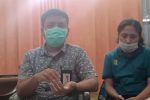 PLN Akui Ada Pejabat Alor Diduga Curi Aliran Listrik Kepala PLN UPT Kalabahi, Josep Maruli Tambunan (kiri) sedang berdialog dengan Komisi II DPRD Alor soal pemadaman listrik, Rabu (30/12) di kantor PLN, Kalabahi Kota. Dialog itu terungkap ada oknum pejabat Alor terciduk mencuri aliran listrik yang dipakai di rumahnya.