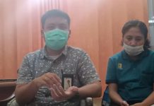 PLN Akui Ada Pejabat Alor Diduga Curi Aliran Listrik Kepala PLN UPT Kalabahi, Josep Maruli Tambunan (kiri) sedang berdialog dengan Komisi II DPRD Alor soal pemadaman listrik, Rabu (30/12) di kantor PLN, Kalabahi Kota. Dialog itu terungkap ada oknum pejabat Alor terciduk mencuri aliran listrik yang dipakai di rumahnya.