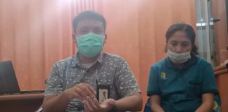 PLN Akui Ada Pejabat Alor Diduga Curi Aliran Listrik Kepala PLN UPT Kalabahi, Josep Maruli Tambunan (kiri) sedang berdialog dengan Komisi II DPRD Alor soal pemadaman listrik, Rabu (30/12) di kantor PLN, Kalabahi Kota. Dialog itu terungkap ada oknum pejabat Alor terciduk mencuri aliran listrik yang dipakai di rumahnya.