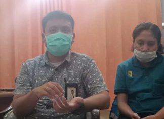 PLN Akui Ada Pejabat Alor Diduga Curi Aliran Listrik Kepala PLN UPT Kalabahi, Josep Maruli Tambunan (kiri) sedang berdialog dengan Komisi II DPRD Alor soal pemadaman listrik, Rabu (30/12) di kantor PLN, Kalabahi Kota. Dialog itu terungkap ada oknum pejabat Alor terciduk mencuri aliran listrik yang dipakai di rumahnya.