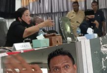Ketua DPRD Alor Minta Aparat Keamanan Amankan Dony Mooy yang Tanya Pejabat Curi Listrik Ketua DPRD Alor Enny Anggrek (gambar atas) sementara memimpin sidang paripurna dan Dony Mooy (gambar bawah) ketika jumpa pers di DPRD usai sidang paripurna, Kamis (7/1/2021) di gedung DPRD Alor, Batunirwala.