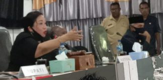 Ketua DPRD Alor Minta Aparat Keamanan Amankan Dony Mooy yang Tanya Pejabat Curi Listrik Ketua DPRD Alor Enny Anggrek (gambar atas) sementara memimpin sidang paripurna dan Dony Mooy (gambar bawah) ketika jumpa pers di DPRD usai sidang paripurna, Kamis (7/1/2021) di gedung DPRD Alor, Batunirwala.