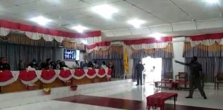 Lagi, Ricuh di Sidang Paripurna DPRD Alor Reaksi Anggota DPRD Alor Marthen Blegur bangun dari kursinya menunjuk Ketua DPRD Enny Anggrek karena ia menolak sidang paripurna pembahasan Pokir diputuskan sepihak oleh Ketua DPRD dengan sistem virtual, Rabu (27/1) di ruang sidang utama DPRD, Batunirwala.