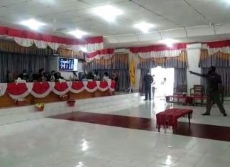 Lagi, Ricuh di Sidang Paripurna DPRD Alor Reaksi Anggota DPRD Alor Marthen Blegur bangun dari kursinya menunjuk Ketua DPRD Enny Anggrek karena ia menolak sidang paripurna pembahasan Pokir diputuskan sepihak oleh Ketua DPRD dengan sistem virtual, Rabu (27/1) di ruang sidang utama DPRD, Batunirwala.