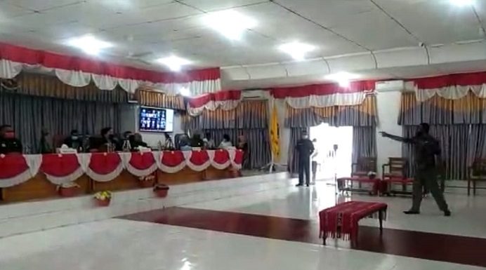 Lagi, Ricuh di Sidang Paripurna DPRD Alor Reaksi Anggota DPRD Alor Marthen Blegur bangun dari kursinya menunjuk Ketua DPRD Enny Anggrek karena ia menolak sidang paripurna pembahasan Pokir diputuskan sepihak oleh Ketua DPRD dengan sistem virtual, Rabu (27/1) di ruang sidang utama DPRD, Batunirwala.