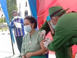 Pdt Mery Kolimon Ajak Warga GMIT Ikut Vaksinasi Antibodi Covid-19 Pdt. Mery Kolimon divaksin antibodi Covid-19 perdana, Jumat (15/1) pagi di Kupang.