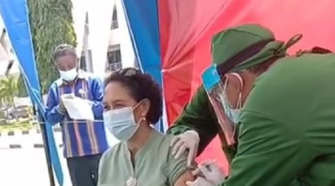 Pdt Mery Kolimon Ajak Warga GMIT Ikut Vaksinasi Antibodi Covid-19 Pdt. Mery Kolimon divaksin antibodi Covid-19 perdana, Jumat (15/1) pagi di Kupang.