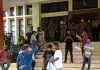 Bawa Spanduk Ahmad Yohan, Aksi GERAM Tolak Proyek Gedung DPRD Alor Rp 25 M, Dicegat Warga Dua pemuda Alor mencegat aksi unjuk rasa GERAM menolak proyek pembangunan kantor DPRD senilai Rp 25 Miliar, Selasa (26/1) di depan kantor Bupati Alor, Batunirwala.