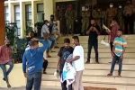 Bawa Spanduk Ahmad Yohan, Aksi GERAM Tolak Proyek Gedung DPRD Alor Rp 25 M, Dicegat Warga Dua pemuda Alor mencegat aksi unjuk rasa GERAM menolak proyek pembangunan kantor DPRD senilai Rp 25 Miliar, Selasa (26/1) di depan kantor Bupati Alor, Batunirwala.