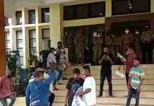 Bawa Spanduk Ahmad Yohan, Aksi GERAM Tolak Proyek Gedung DPRD Alor Rp 25 M, Dicegat Warga Dua pemuda Alor mencegat aksi unjuk rasa GERAM menolak proyek pembangunan kantor DPRD senilai Rp 25 Miliar, Selasa (26/1) di depan kantor Bupati Alor, Batunirwala.