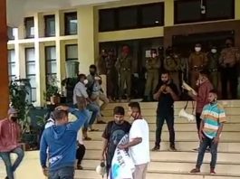 Bawa Spanduk Ahmad Yohan, Aksi GERAM Tolak Proyek Gedung DPRD Alor Rp 25 M, Dicegat Warga Dua pemuda Alor mencegat aksi unjuk rasa GERAM menolak proyek pembangunan kantor DPRD senilai Rp 25 Miliar, Selasa (26/1) di depan kantor Bupati Alor, Batunirwala.