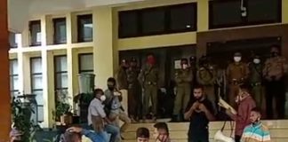 Bawa Spanduk Ahmad Yohan, Aksi GERAM Tolak Proyek Gedung DPRD Alor Rp 25 M, Dicegat Warga Dua pemuda Alor mencegat aksi unjuk rasa GERAM menolak proyek pembangunan kantor DPRD senilai Rp 25 Miliar, Selasa (26/1) di depan kantor Bupati Alor, Batunirwala.