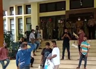 Bawa Spanduk Ahmad Yohan, Aksi GERAM Tolak Proyek Gedung DPRD Alor Rp 25 M, Dicegat Warga Dua pemuda Alor mencegat aksi unjuk rasa GERAM menolak proyek pembangunan kantor DPRD senilai Rp 25 Miliar, Selasa (26/1) di depan kantor Bupati Alor, Batunirwala.