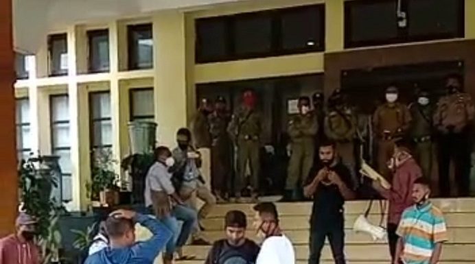 Bawa Spanduk Ahmad Yohan, Aksi GERAM Tolak Proyek Gedung DPRD Alor Rp 25 M, Dicegat Warga Dua pemuda Alor mencegat aksi unjuk rasa GERAM menolak proyek pembangunan kantor DPRD senilai Rp 25 Miliar, Selasa (26/1) di depan kantor Bupati Alor, Batunirwala.