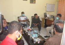 DPRD Alor Kunjungi PLN Bahas Maraknya Pemadaman Listik, Ini Penyebab Pemadaman Komisi II DPRD Alor sedang berdialog dengan Kepala PLN UPT Kalabahi Josep Maruli Tambunan (kedua kanan) soal maraknya pemadaman listrik di hari raya Natal dan Tahun Baru. Dialog dilakukan pada Rabu (30/12) di Kantor PLN, Kalabahi Kota.