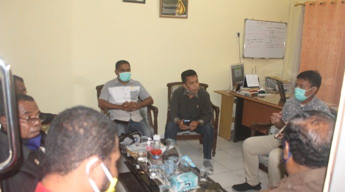 DPRD Alor Kunjungi PLN Bahas Maraknya Pemadaman Listik, Ini Penyebab Pemadaman Komisi II DPRD Alor sedang berdialog dengan Kepala PLN UPT Kalabahi Josep Maruli Tambunan (kedua kanan) soal maraknya pemadaman listrik di hari raya Natal dan Tahun Baru. Dialog dilakukan pada Rabu (30/12) di Kantor PLN, Kalabahi Kota.