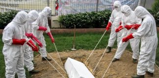 Kasus Covid-19 di NTT Tembus 4.425, Alor Sumbang 67 Kasus Gambar: Ilustrasi pemakaman jenazah pasien Covid-19. (Foto: detik.com).