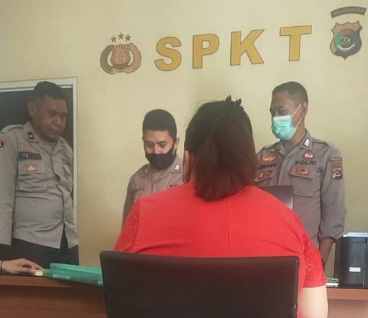 Ketua DPRD Alor Lapor Dua Anggota DPRD di Polda NTT Ketua DPRD Alor Enny Anggrek melaporkan Dony Mooy, Marthen Blegur, Jhoni Tulimau dan Lomboan Djahamou di SPKT Polda NTT, Kota Kupang, Selasa (12/1/2021).