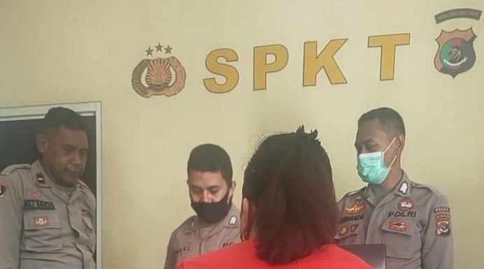 Ketua DPRD Alor Lapor Dua Anggota DPRD di Polda NTT Ketua DPRD Alor Enny Anggrek melaporkan Dony Mooy, Marthen Blegur, Jhoni Tulimau dan Lomboan Djahamou di SPKT Polda NTT, Kota Kupang, Selasa (12/1/2021).