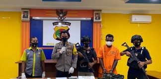 Polres Alor Bekuk Terduga Pelaku Pencurian Uang Ratusan Juta Rupiah Kapolres Alor AKBP Agustinus Chrismas Tru Suryanto (kedua kiri) di dampingi Kasat Serse Iptu Mansur Mosa (ujung kiri) menggelar jumpa pers di Mapolres Alor, Kamis (7/1) usai meringkus tersangka RL (kedua kanan berbaju orange). RL dibekuk Polisi dalam kasus dugaan pencurian uang dan berbagai perhiasan milik korban Kasmudin (42) di Kelurahan Binongko. Polisi juga mengamankan barang bukti sejumlah pecahan uang tunai rupiah dan perhiasan lainnya.