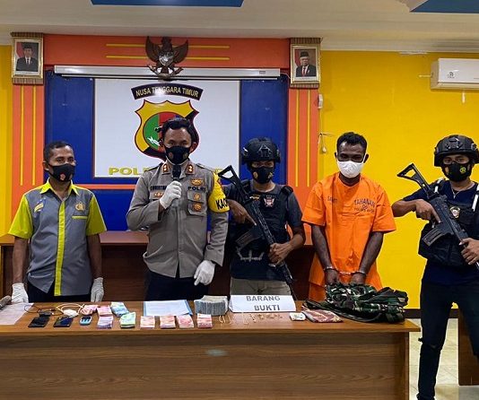 Polres Alor Bekuk Terduga Pelaku Pencurian Uang Ratusan Juta Rupiah Kapolres Alor AKBP Agustinus Chrismas Tru Suryanto (kedua kiri) di dampingi Kasat Serse Iptu Mansur Mosa (ujung kiri) menggelar jumpa pers di Mapolres Alor, Kamis (7/1) usai meringkus tersangka RL (kedua kanan berbaju orange). RL dibekuk Polisi dalam kasus dugaan pencurian uang dan berbagai perhiasan milik korban Kasmudin (42) di Kelurahan Binongko. Polisi juga mengamankan barang bukti sejumlah pecahan uang tunai rupiah dan perhiasan lainnya.