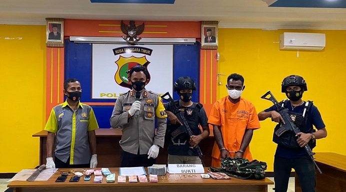 Polres Alor Bekuk Terduga Pelaku Pencurian Uang Ratusan Juta Rupiah Kapolres Alor AKBP Agustinus Chrismas Tru Suryanto (kedua kiri) di dampingi Kasat Serse Iptu Mansur Mosa (ujung kiri) menggelar jumpa pers di Mapolres Alor, Kamis (7/1) usai meringkus tersangka RL (kedua kanan berbaju orange). RL dibekuk Polisi dalam kasus dugaan pencurian uang dan berbagai perhiasan milik korban Kasmudin (42) di Kelurahan Binongko. Polisi juga mengamankan barang bukti sejumlah pecahan uang tunai rupiah dan perhiasan lainnya.