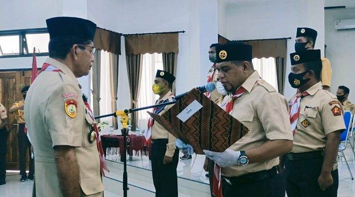 Pengurus Pramuka Alor Periode 2020-2025 Resmi Dilantik Ketua Kwartir Cabang Pramuka Alor Darwin Anwar, SH (kanan) membacakan kata-kata pelantikan di hadapan Sekretaris Kwartir Daerah Gerakan Pramuka Provinsi NTT Sinun Petrus Manuk (kiri), pada acara pelantikan, Senin 11 Januari 2021 di Aula Gedung Dharma Wanita, Kalabahi Kota.