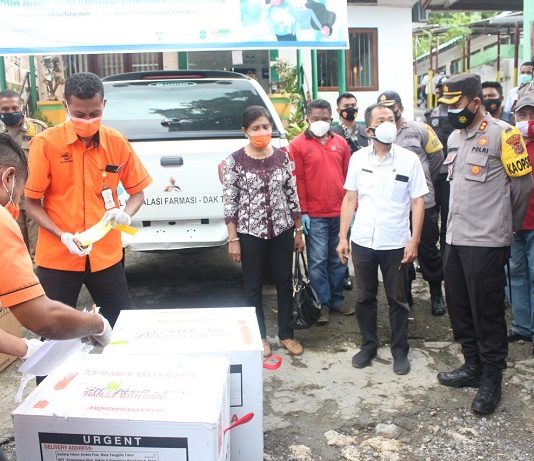 4.120 Vial Vaksin Antibodi Covid-19 Tiba di Alor, Kapolres Kawal Kotaknya Vaksin Covid-19 tiba di kantor Dinas Kesehatan Alor, Rabu (27/1) pagi.