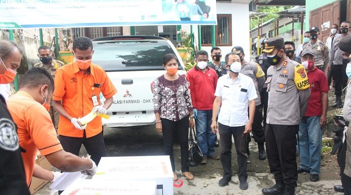 4.120 Vial Vaksin Antibodi Covid-19 Tiba di Alor, Kapolres Kawal Kotaknya Vaksin Covid-19 tiba di kantor Dinas Kesehatan Alor, Rabu (27/1) pagi.