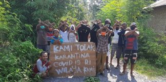 Warga Kabola Alor Aksi Tolak Rumah Karantina Pasien Covid-19 di SKB Wolatang Belasan warga Wolatang Kelurahan Kabola, Kecamatan Kabola, Kabupaten Alor, NTT, berbondong-bondong melakukan aksi protes menolak rencana pemerintah menjadikan gedung SKB sebagai lokasi karantina pasien positif Covid-19. Aksi itu dilakukan di jalan masuk gedung SKB Wolatang, Selasa (12/1/2021) pagi tadi di Wolatang Kelurahan Kabola.