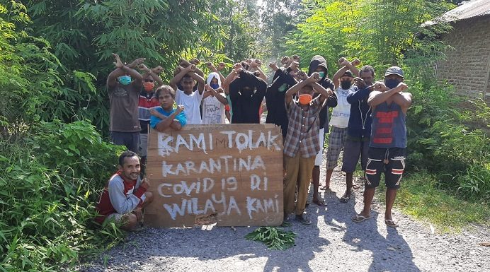 Warga Kabola Alor Aksi Tolak Rumah Karantina Pasien Covid-19 di SKB Wolatang Belasan warga Wolatang Kelurahan Kabola, Kecamatan Kabola, Kabupaten Alor, NTT, berbondong-bondong melakukan aksi protes menolak rencana pemerintah menjadikan gedung SKB sebagai lokasi karantina pasien positif Covid-19. Aksi itu dilakukan di jalan masuk gedung SKB Wolatang, Selasa (12/1/2021) pagi tadi di Wolatang Kelurahan Kabola.