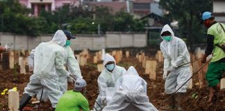 Update Covid-19 NTT: 4.582 Kasus, Tiga Kabupaten Kembali Zona Putih Petugas memakamkan jenazah pasien Covid-19 di TPU Srengseng Sawah, Jakarta Selatan, Senin (25/1/2021). (Foto: Kompas.com).