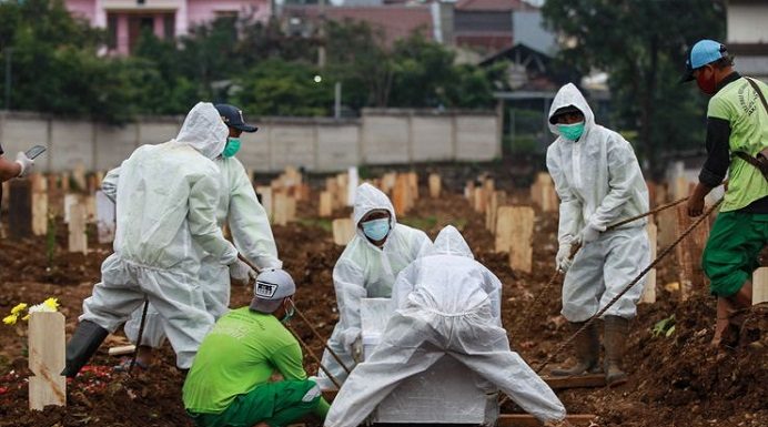 Update Covid-19 NTT: 4.582 Kasus, Tiga Kabupaten Kembali Zona Putih Petugas memakamkan jenazah pasien Covid-19 di TPU Srengseng Sawah, Jakarta Selatan, Senin (25/1/2021). (Foto: Kompas.com).