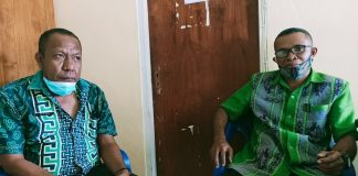 ABAD Selatan Usul Sejumlah Insfratruktur Dasar Camat ABAD Selatan Sony Kaimat (kanan) dan Sekretaris Dinas PUPR Alor Anthon Mokoni.