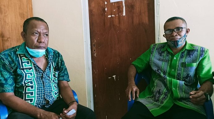 ABAD Selatan Usul Sejumlah Insfratruktur Dasar Camat ABAD Selatan Sony Kaimat (kanan) dan Sekretaris Dinas PUPR Alor Anthon Mokoni.