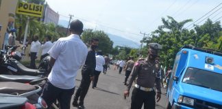 Pemkab Alor Unjuk Rasa Tuntut Polisi Proses Hukum Ketua DPRD Enny Anggrek Puluhan ASN Pemkab Alor, NTT menggelar aksi unjuk rasa , Rabu (10/2) pagi tadi di depan depan Mapolres Alor. Mereka menuntut Polisi segera proses hukum Ketua DPRD Alor Enny Anggrek soal pernyataannya di mutasi ASN.