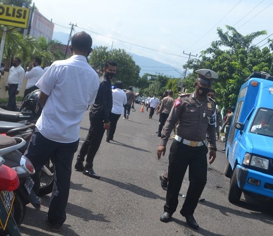 Pemkab Alor Unjuk Rasa Tuntut Polisi Proses Hukum Ketua DPRD Enny Anggrek Puluhan ASN Pemkab Alor, NTT menggelar aksi unjuk rasa , Rabu (10/2) pagi tadi di depan depan Mapolres Alor. Mereka menuntut Polisi segera proses hukum Ketua DPRD Alor Enny Anggrek soal pernyataannya di mutasi ASN.