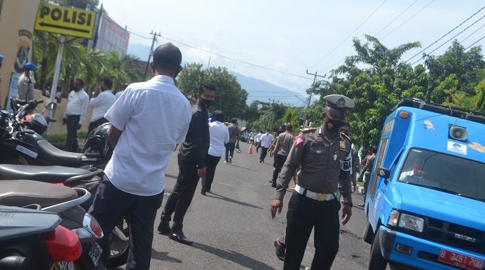 Pemkab Alor Unjuk Rasa Tuntut Polisi Proses Hukum Ketua DPRD Enny Anggrek Puluhan ASN Pemkab Alor, NTT menggelar aksi unjuk rasa , Rabu (10/2) pagi tadi di depan depan Mapolres Alor. Mereka menuntut Polisi segera proses hukum Ketua DPRD Alor Enny Anggrek soal pernyataannya di mutasi ASN.