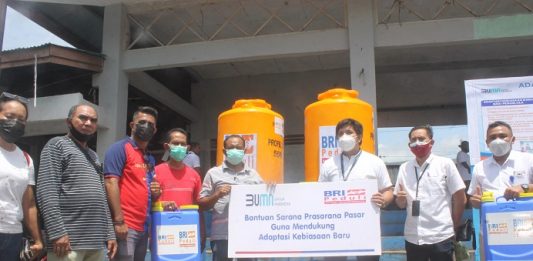 BRI Kalabahi Bantu Fasilitas Cuci Tangan di Pasar Pinca BRI Kalabahi Vierdhy Yosua R.B.S (tengah baju putih), Kadis Perdagangan Alor Muaz Abdulrachman Kamis foto bersama staf usai memasang fasilitas 3M di Pasar Kadelang, Jumat (5/2) pagi.